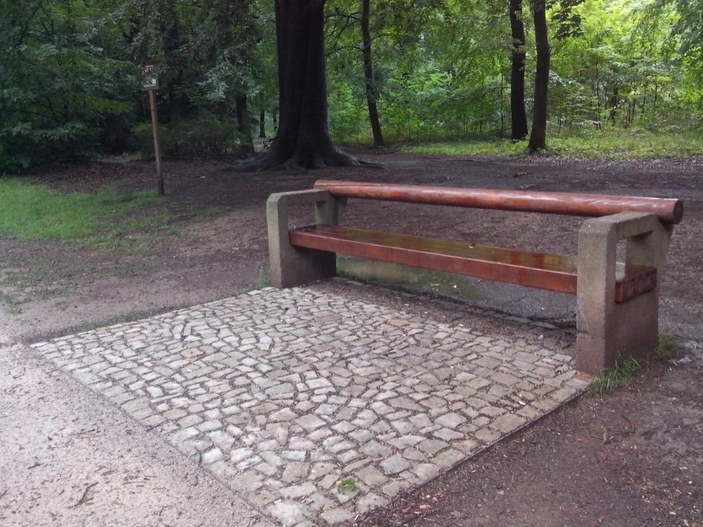 historická lavička z ateliéru J. Plečnika pro oboru charakteristická
