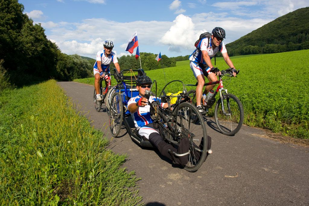 Zástupci hlavního města Prahy a společnost Mild Production dnes společně přivítali neprofesionálního handicapovaného sportovce Heřmana Volfa po návratu z náročné cesty z