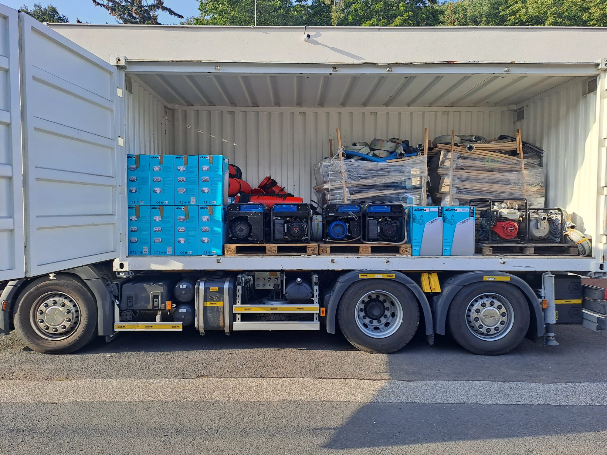 Humanitární pomoc Prahy obcím postiženým povodní zahrnovala i vysoušeče