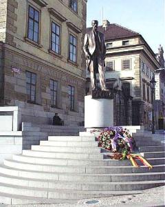 FOTO - Pomník T.G.M. na Hradčanském náměstí