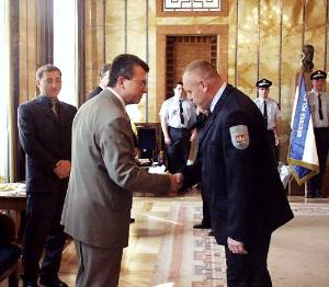 FOTO - Primátor blahopřeje čerstvém nositeli Čestného odznaku MP Miroslavu Kašpárkovi