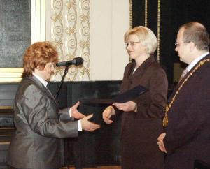 hana_halova_ve_chvili_prevzeti_osvedceni