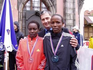 Náměstek primátora JUDr. Petr Hulinský s vítězi Pražského mazináordního maratonu 2004.