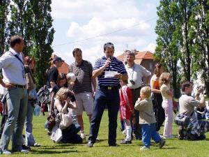 Náměstek primátora JUDr. Petr Hulinský na Dětském dni ve Fotbalovém klubu Slavoj Vyšehrad oznamuje výsledky dětských soutěží.