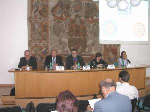 498350_Radní H. Halová na tiskové konferenci Vzdělávání pro pracovníky sociální péče - 4. 9. 2006.