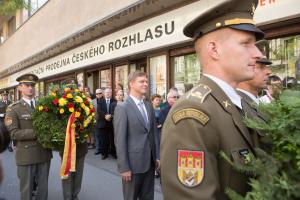 pietni_akt_pred_budovou_ceskeho_rozhlasu_01
