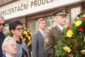 pietni_akt_pred_budovou_ceskeho_rozhlasu_06