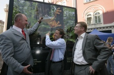 Primátor hl. m. Prahy Pavel Bém  dnes v 18.00 hodin na náměstí Republiky slavnostně zahájil vernisáž výstavy Alive. Výstava 92 velkoformátových fotografií z dílny francouzského fotografa Y. A.-Bertranda