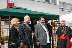 Dnes odpoledne byl za účasti Milana Pešáka, radního hl. m. Prahy, starosty MČ Praha 5 Milana Jančíka, kardinála Miloslava Vlka - arcibiskupa pražského v Praze 5 na Barrandově slavnostně uveden do provozu nový charitní dům Arcidiecézní charity Praha.